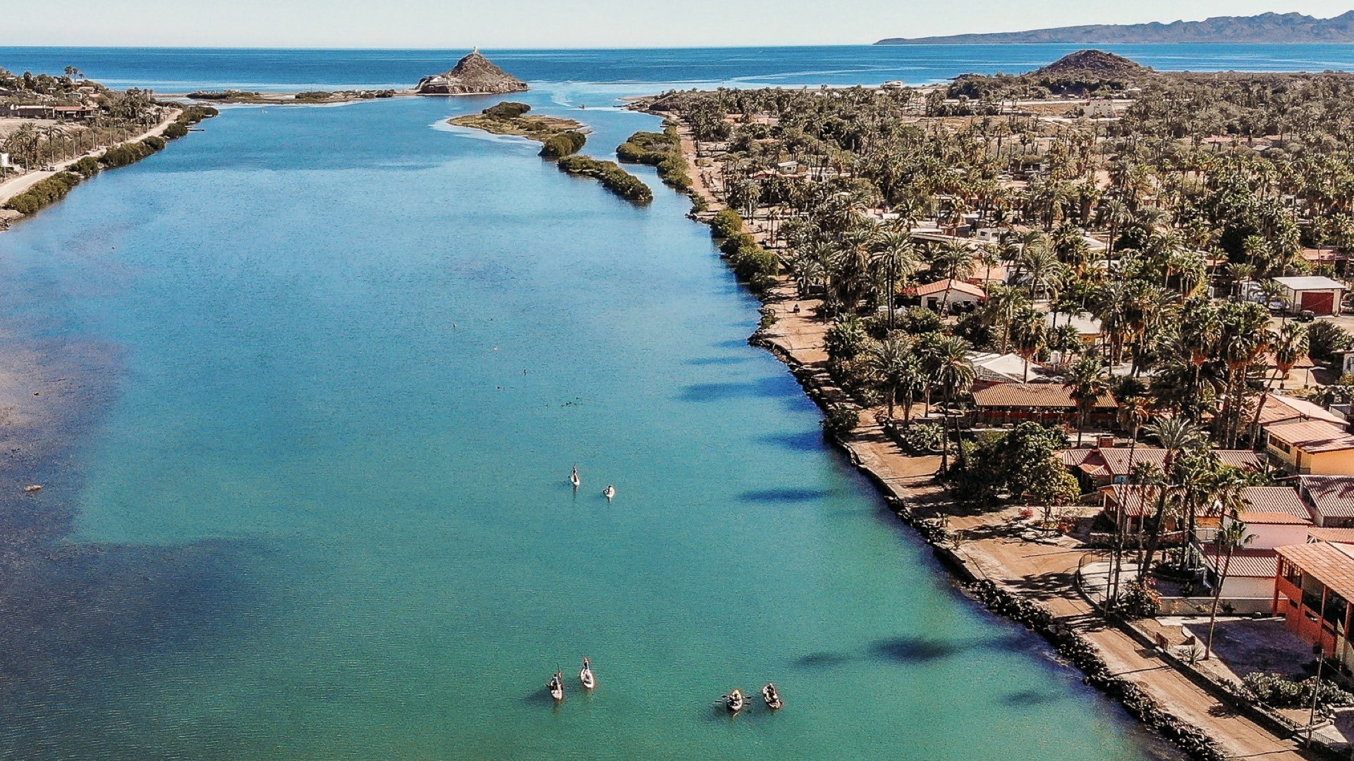 Paisaje de Mulege con transportacion turistica